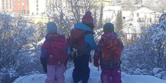 Waldkindergarten - Kindergruppe im Schnee