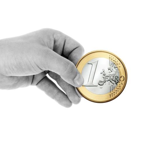 Hand mit 1 Euro-Münze