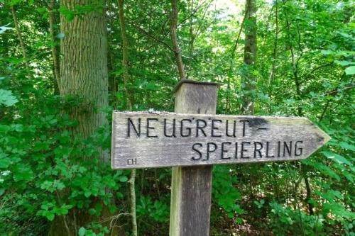 Hinweisschild Neugreutspeierling aus verwittertem Eichenholz