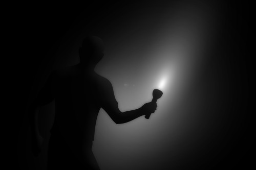 Dunkelheit, Mann mit Taschenlampe