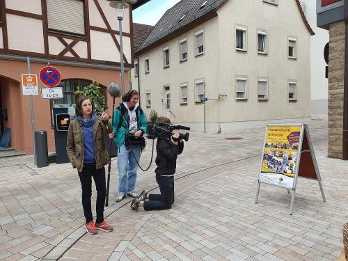 Kamera-Team vor dem Rathaus