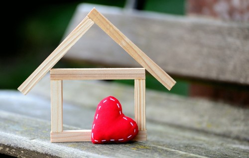 Haus als Holzstäben mit Filzherz davor