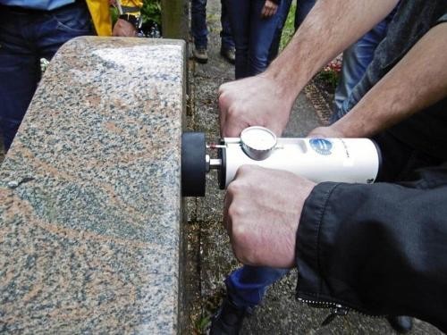 Prüfung eines Grabsteins