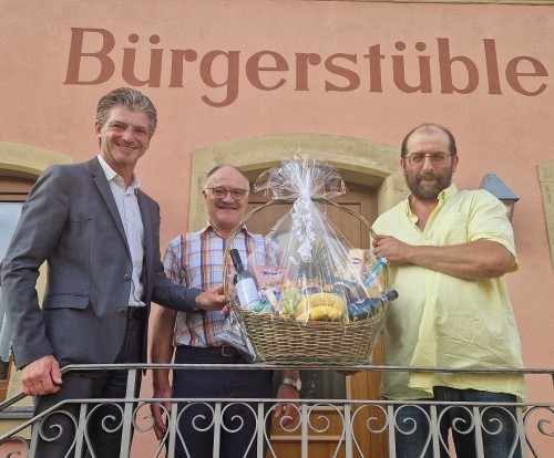 Gruppenbild - alter und neuer Ortsvorsteher mit Bürgermeister