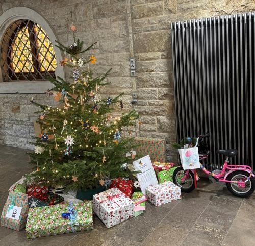 Weihnachtsgeschenke unter dem Tannenbaum im Rathaus