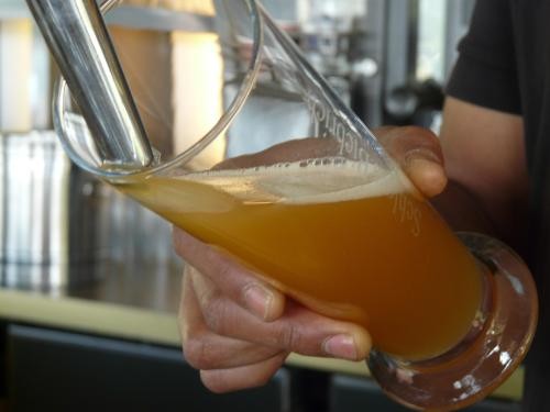 Bierglas an Zapfhahn