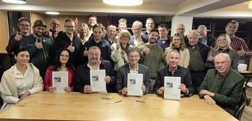Gruppenbild Pächter mit Gemeinderat und Bürgermeister