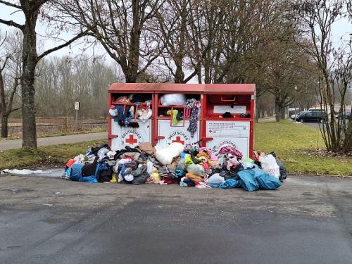 Altkleidercontainer mit Säcken rundum
