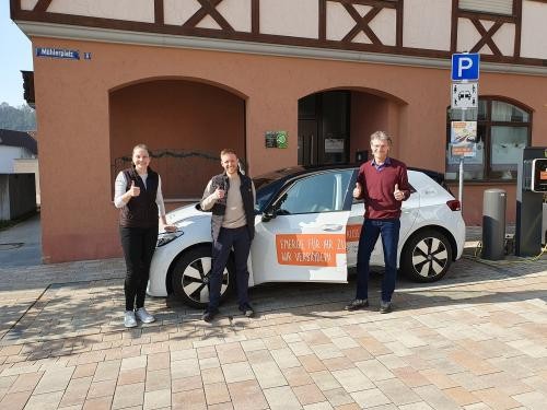Neues Fahrzeug mit Klimaschutzmanagerin, Ansprechpartner E-Mobilität Stadtwerk Tauberfranken und Bürgermeister