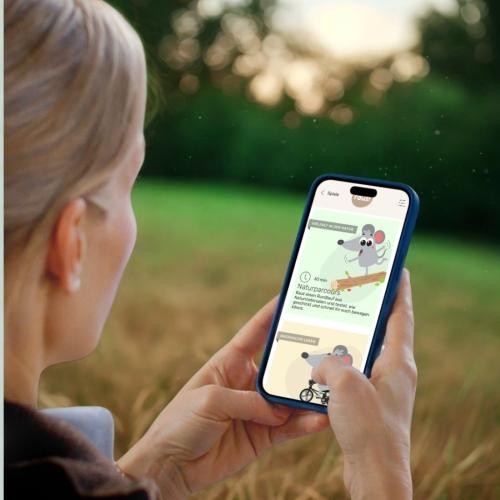 Frau mit Smartphone in der Hand 