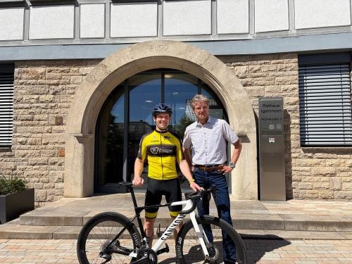 Nils Hofmann mit Bürgermeister Frank Menikheim