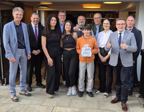 Gruppenbild mit Betreiberfamilie, Bürgermeister, Landrat, Architekt, Geschäftsführung Tourismusverband Liebliches Taubertal und Herbsthäuser Brauerei