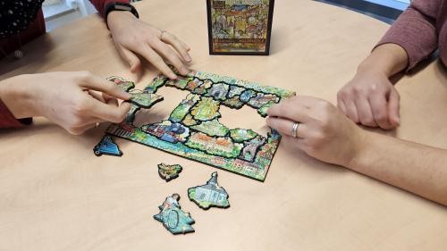 Stempel sammeln und hochwertiges Taubertal Holzpuzzle erhalten. Die Jubiläumsaktion zum 75. Geburtstag lädt dazu ein, das Taubertal zu erkunden Vier Hände setzen das Taubertal Holzpuzzle zusammen
