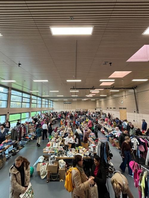 Hallenflohmarkt - diverse Stände zum Verkaufen