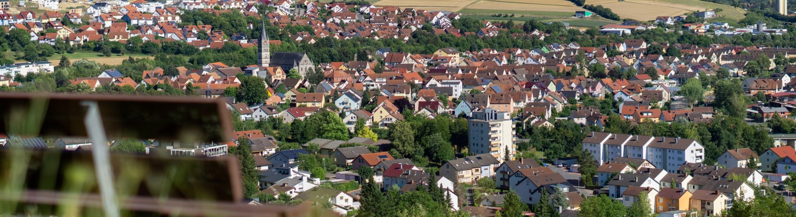 Landschaftaufnahme Igersheim im Hintergrund, Bank im Vordergrund