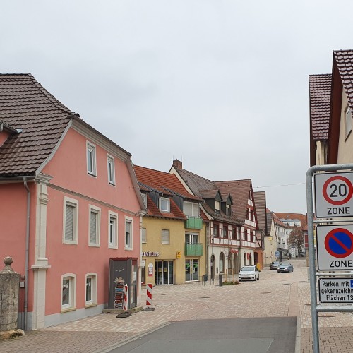 Möhlerplatz von Goldbachstraße kommend, rechts vorne die aktuelle Beschilderung, links das Geburtshaus von Johann Adam Möhler