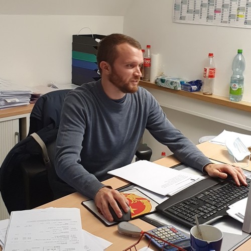 Praktikant am Schreibtisch, Hände an Tastatur und Maus
