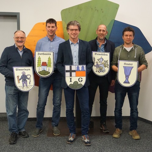 Bürgermeister Menikheim und Ortsvorsteher der Ortsteile mit Wappen in der Hand