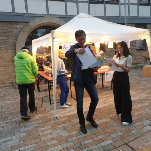 STADTRADELN-Star und Bürgermeister Frank Menikheim und STADTRADELN-Koordinatorin Laura-Sophie Giugno bei der Übergabe des Präsentes und der Urkunde