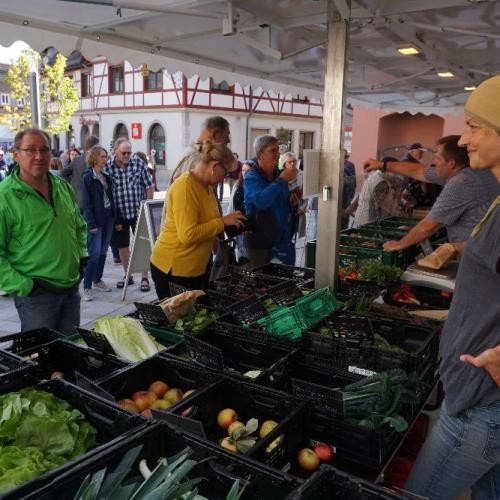 Verkaufsstand mit Gemüse auf dem Wochenmarkt
