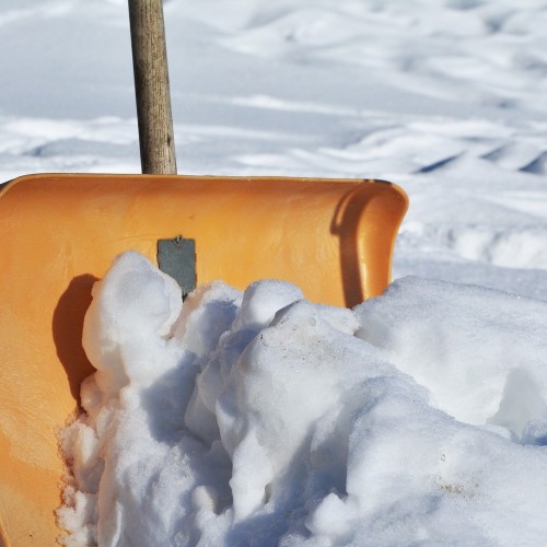 Schneeschippe im Schnee