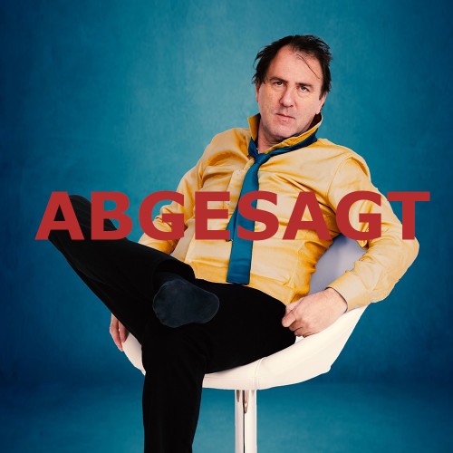 Stefan Waghubinger im Sessel, Schriftzug ABGESAGT