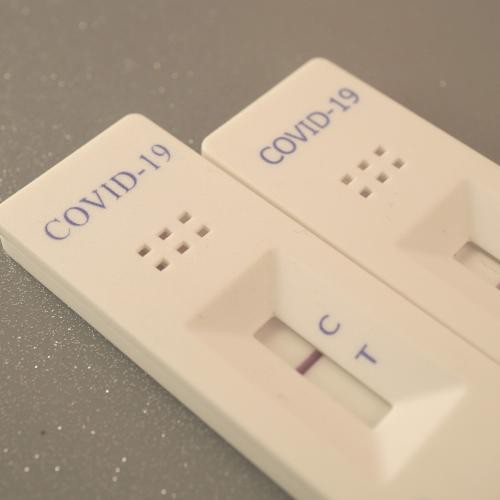 Zwei nebeneinanderliegende Corona-Tests