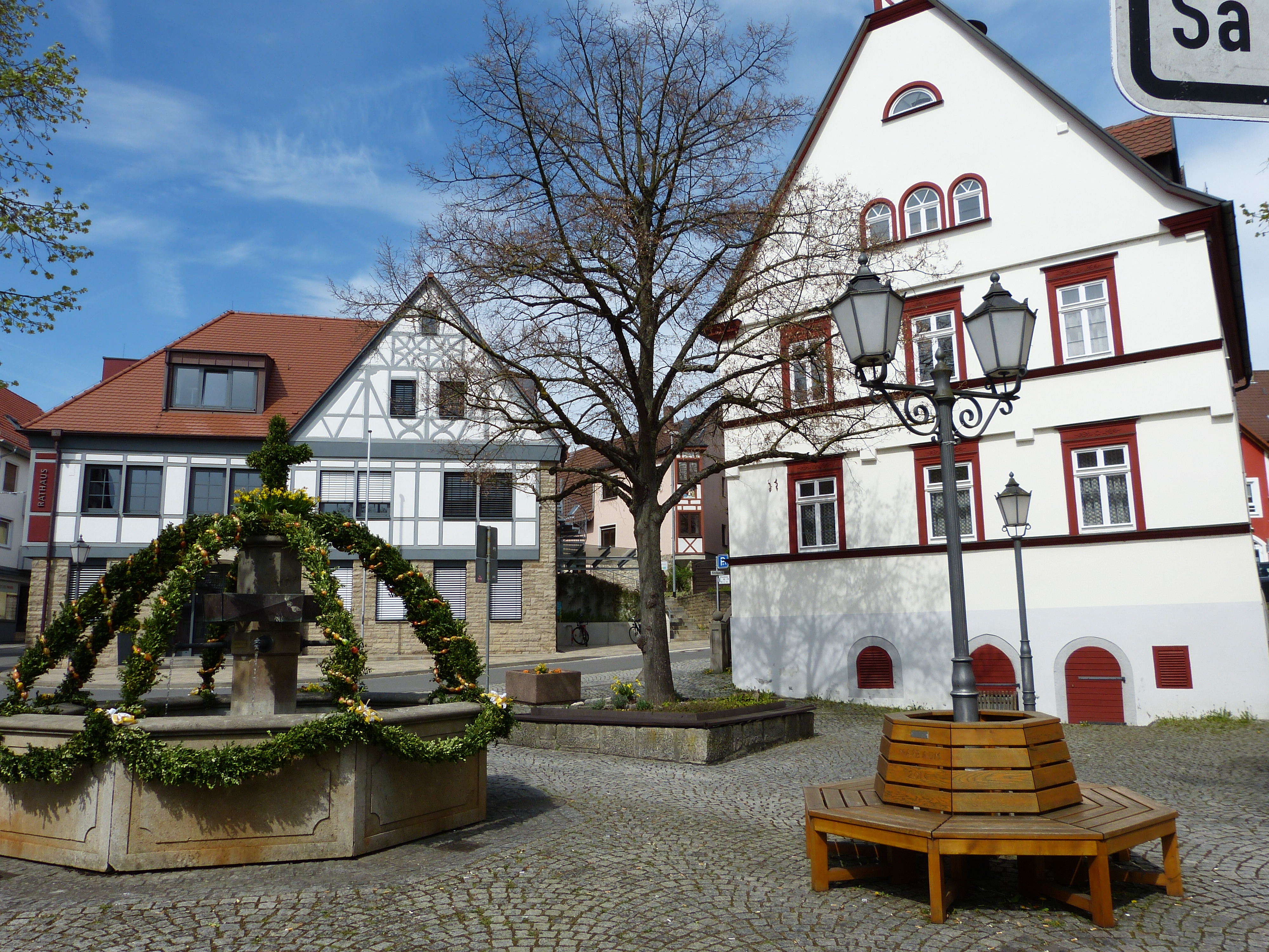 Möhlerplatz Igersheim  mit altem und neuem Rathaus