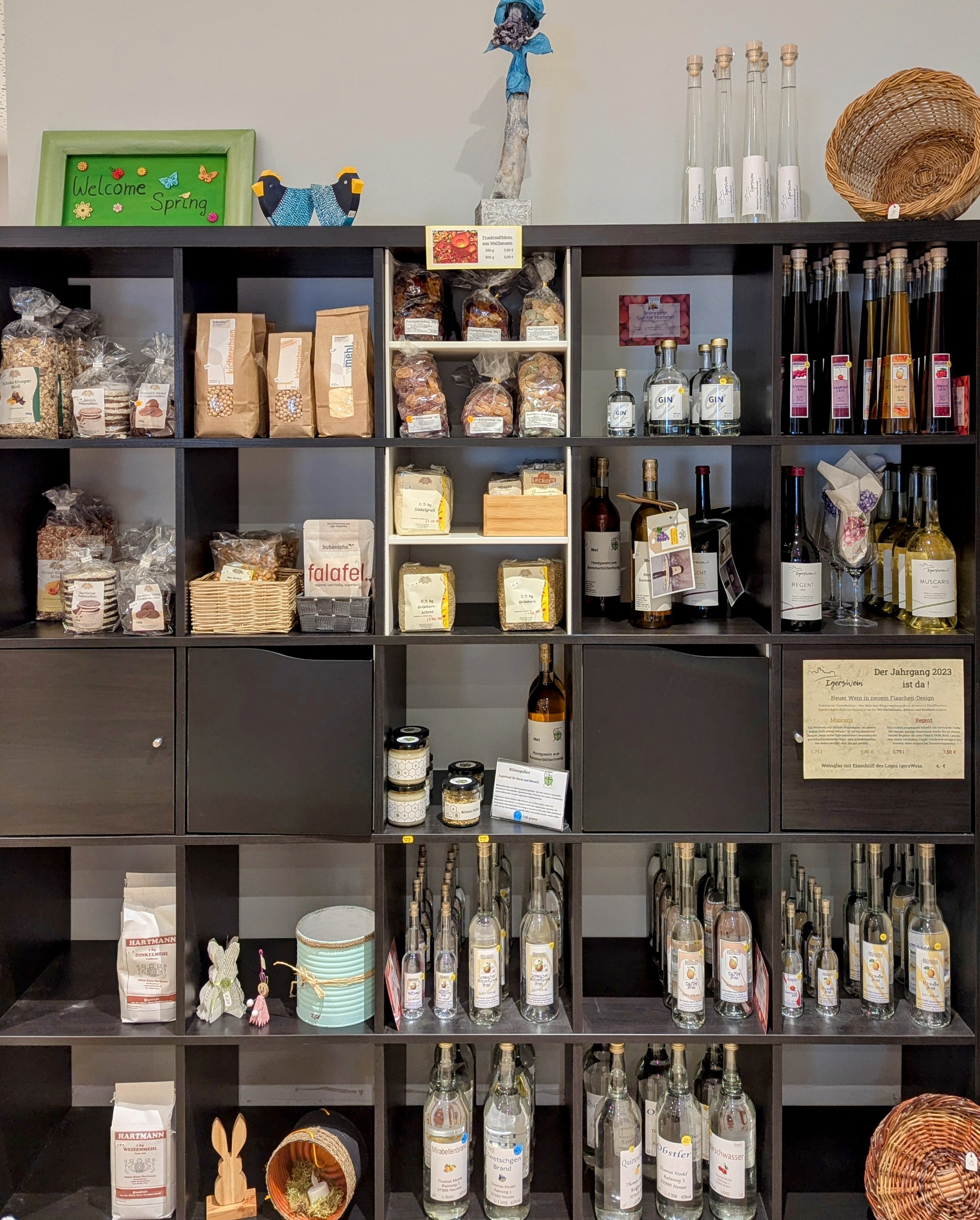 Offene Regale, gefüllt mit Backzutaten, Wein und Spirituosen 