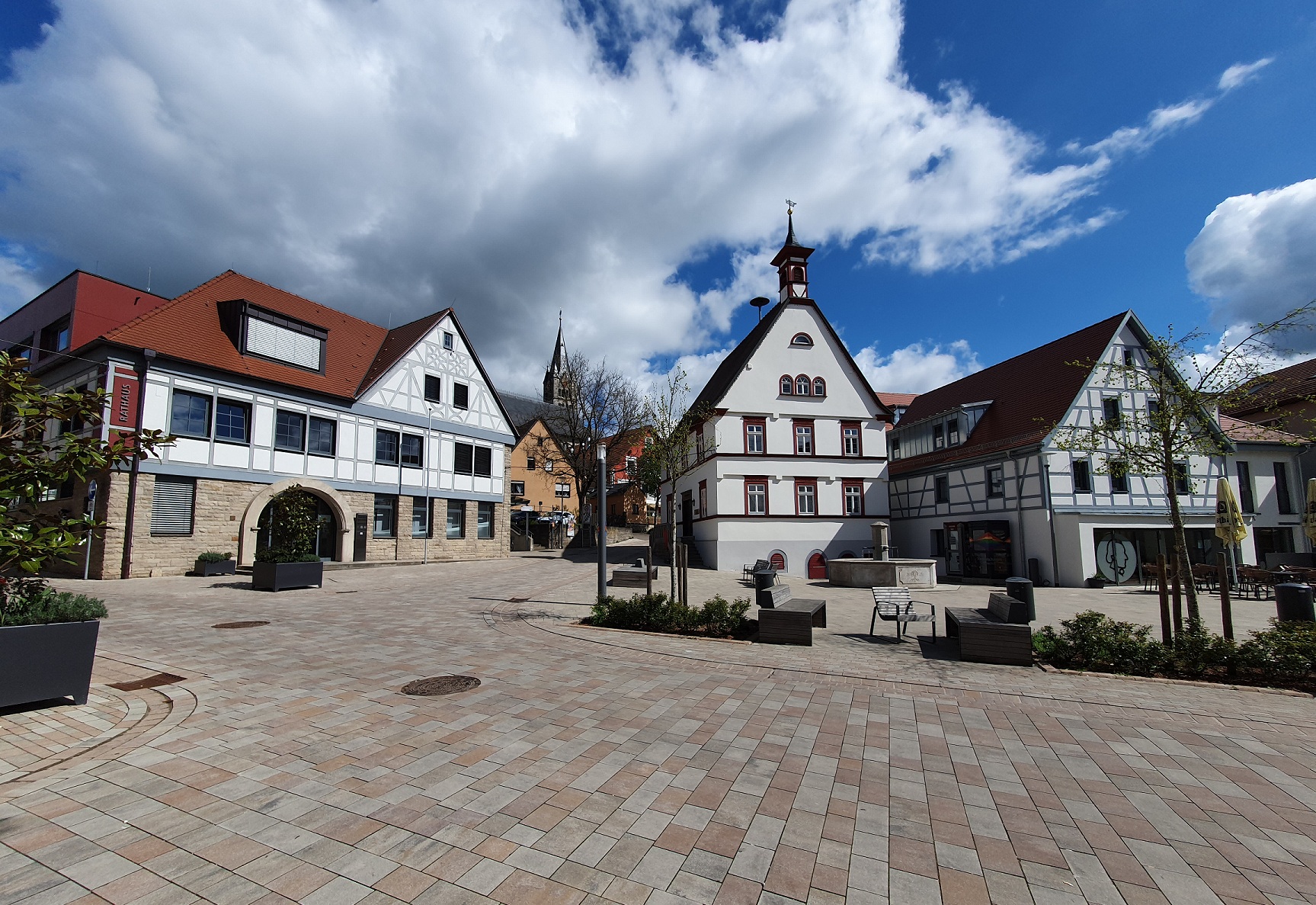 Möhlerplatz - beide Rathäuser mit Gastronomie