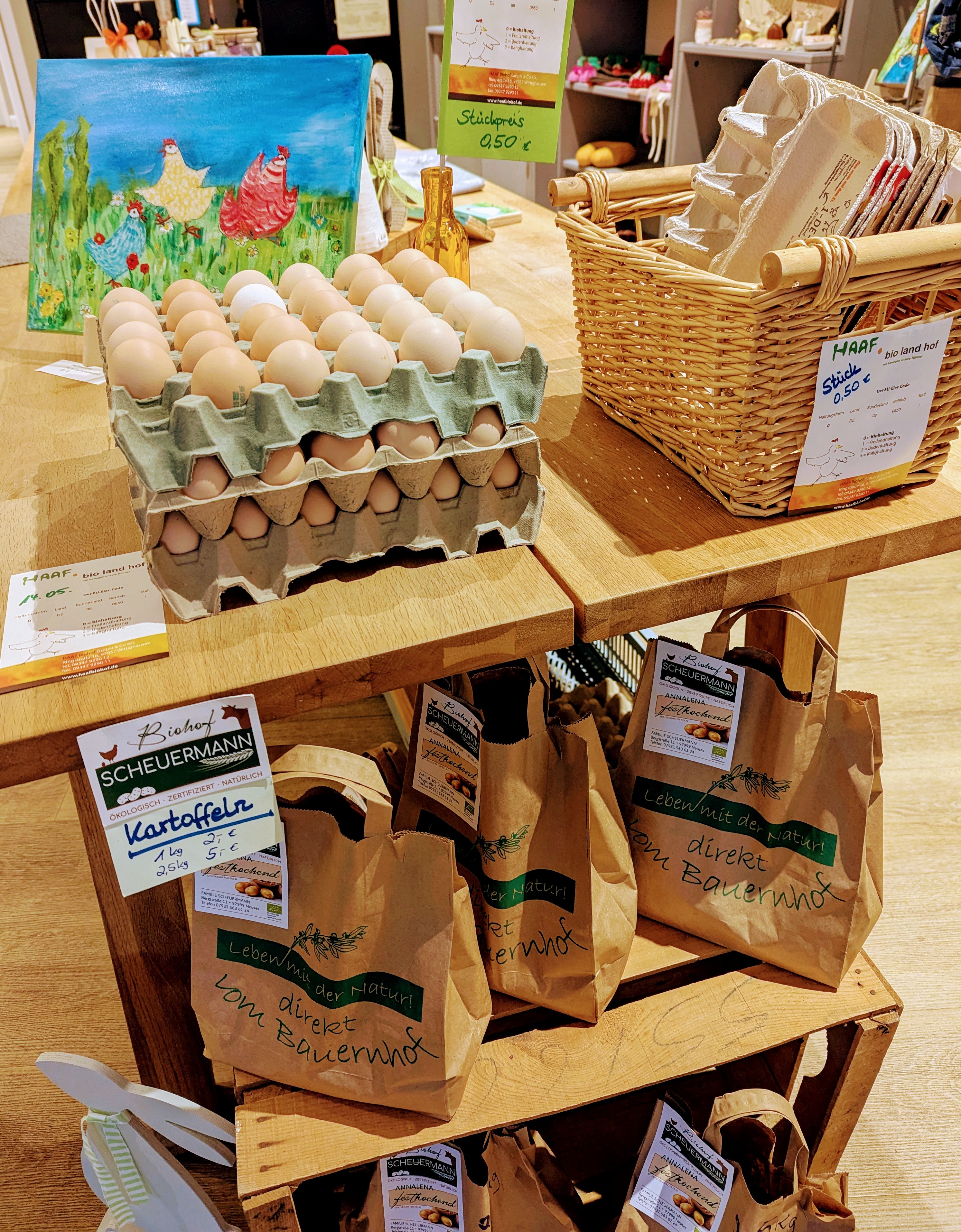 Markttisch mit Eiern und Kartoffeln