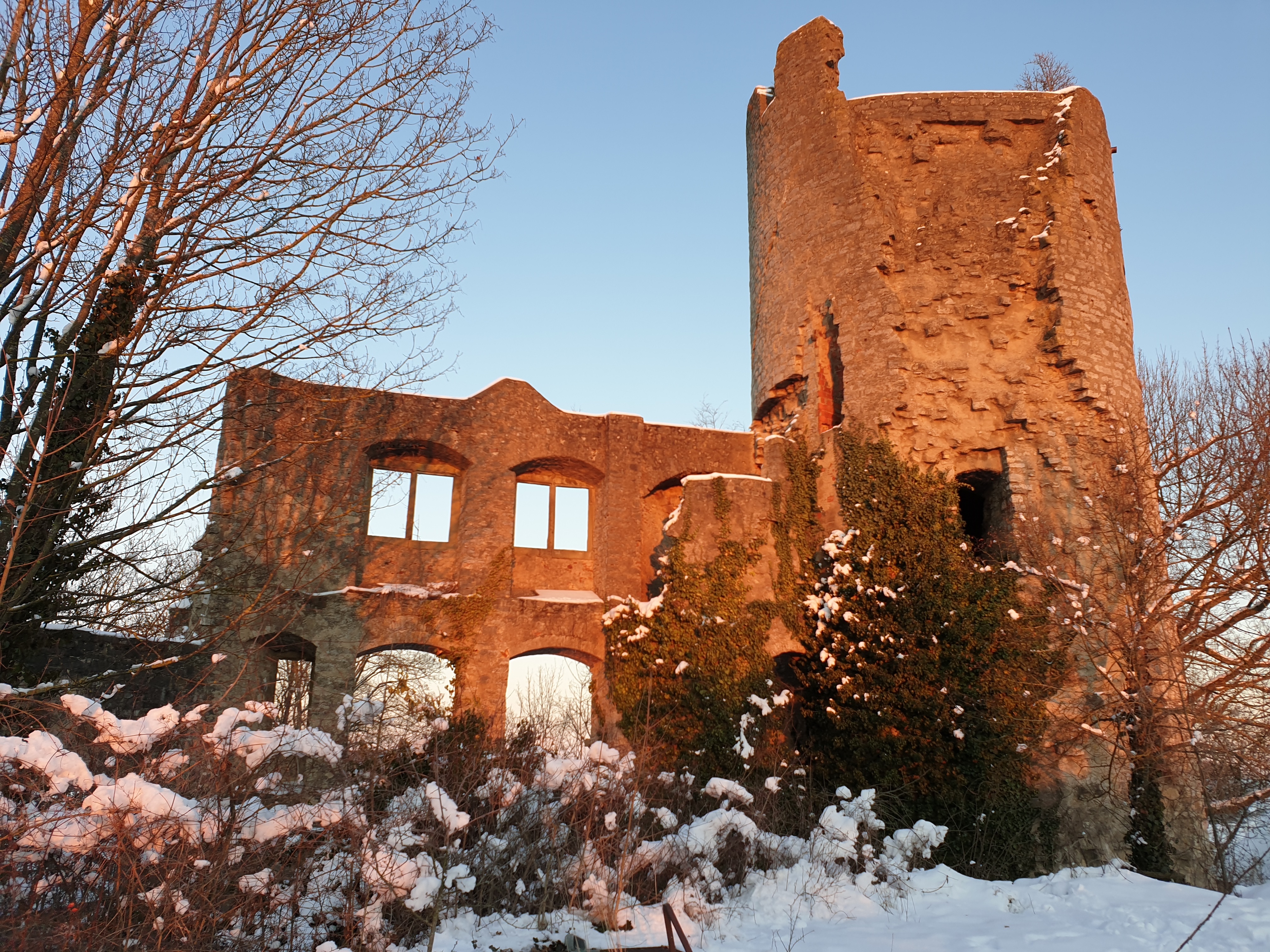 Burg Neuhaus Igersheim im winterlichen Abendrot