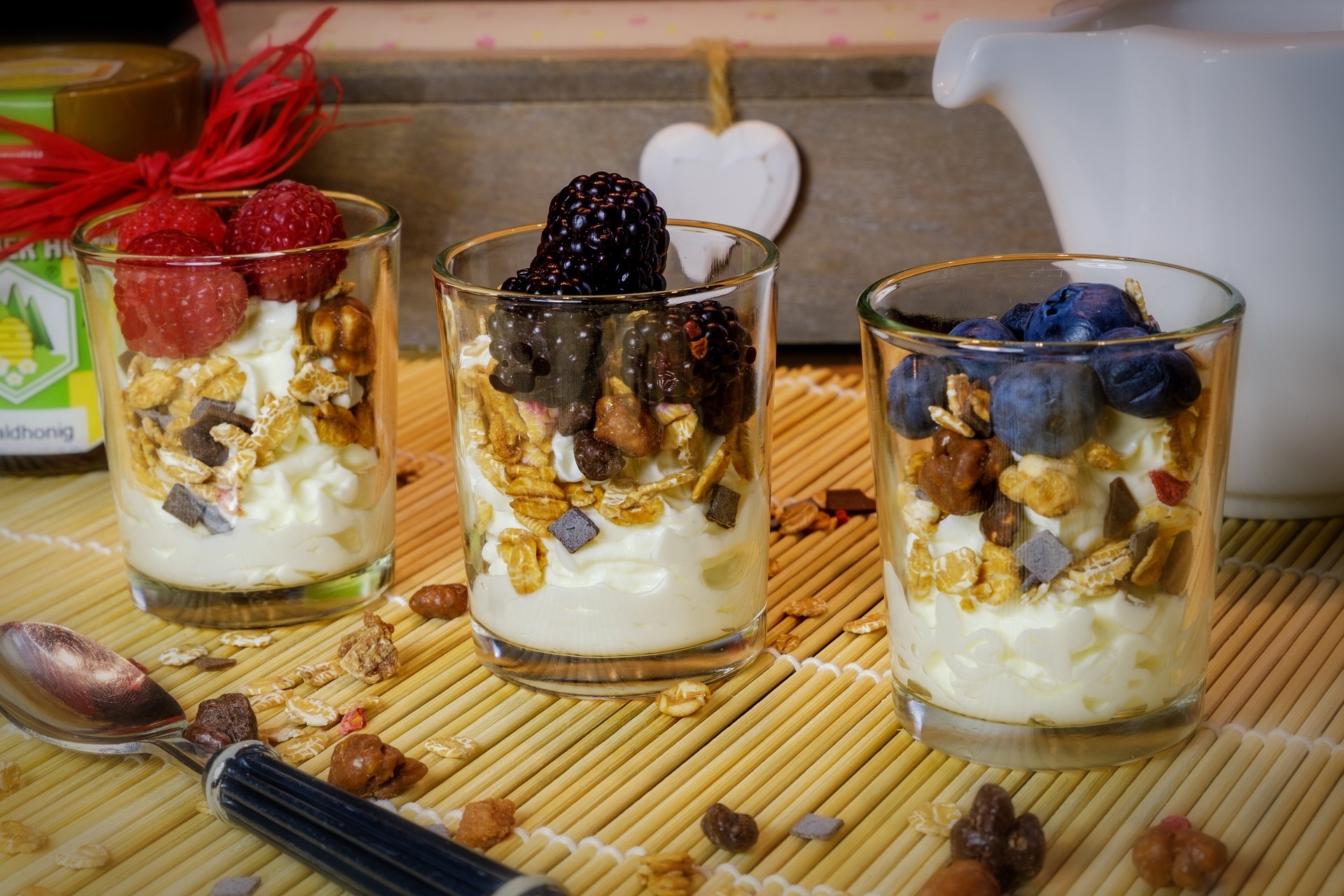 Müsli mit Joghurt und Früchten im Glas