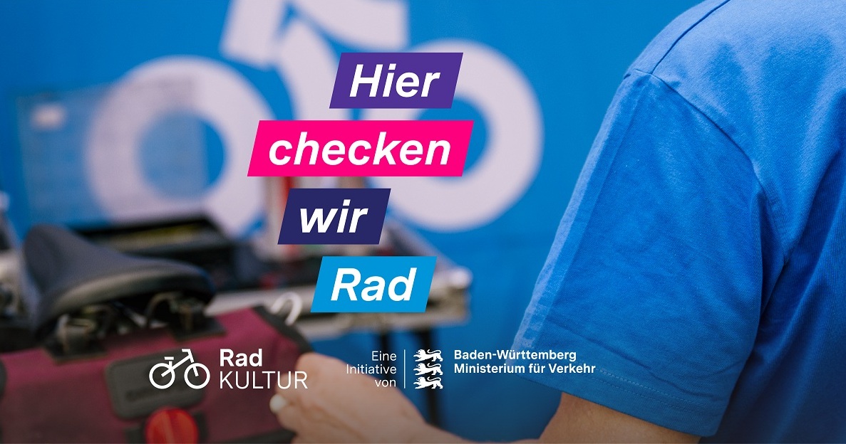 Gruppe sitzt im Grünen